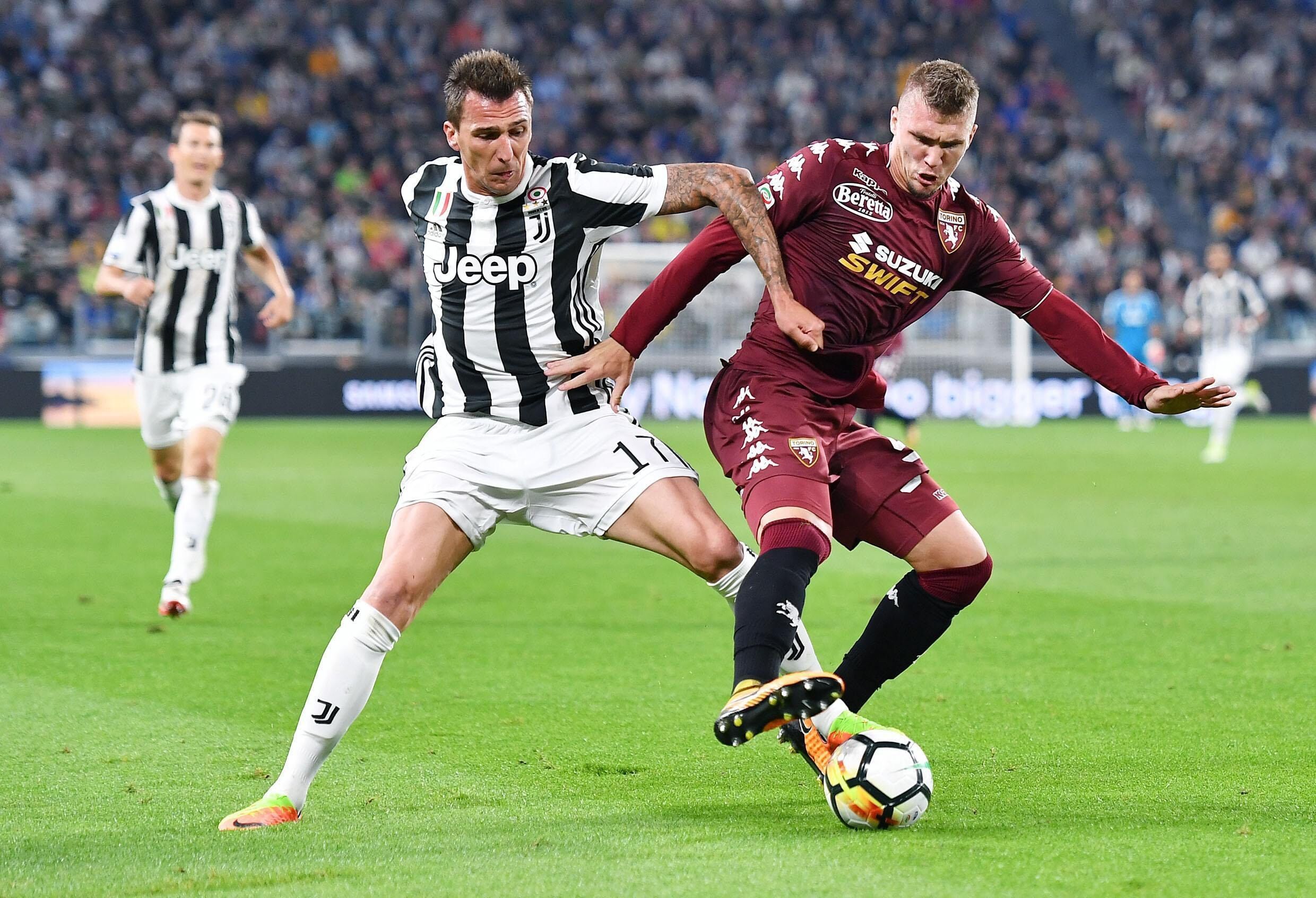 俄罗斯运动员谢尔盖-博伊在1800米高空踢球，挑战极限，引发热议。