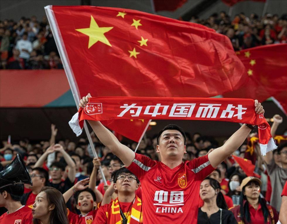 国脚连续射门被封堵仍不气馁