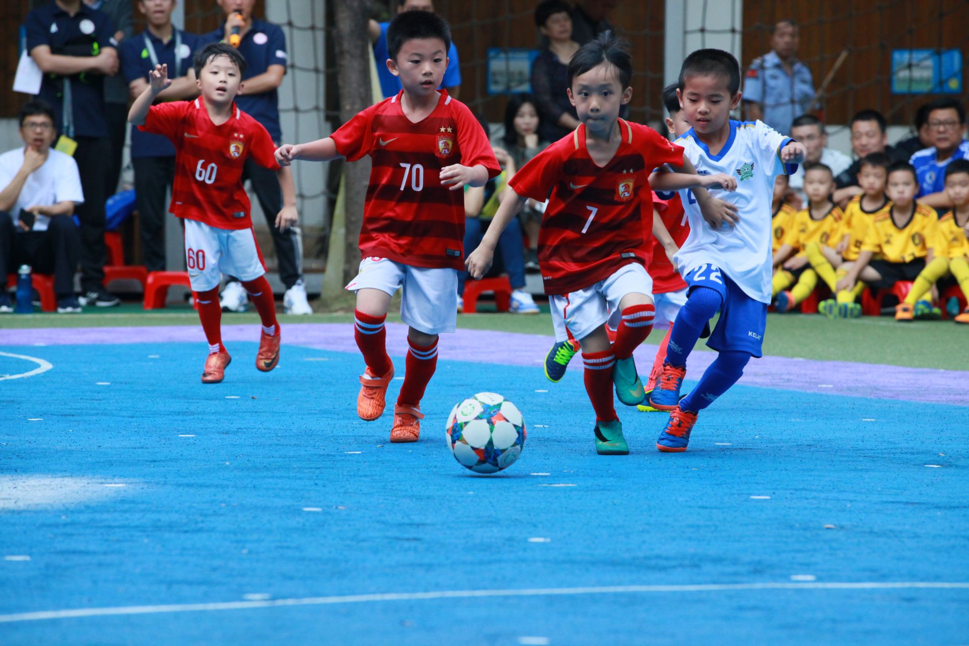 传闻：曼联和拜仁长期关注兰斯19岁中场马夏尔-蒂亚