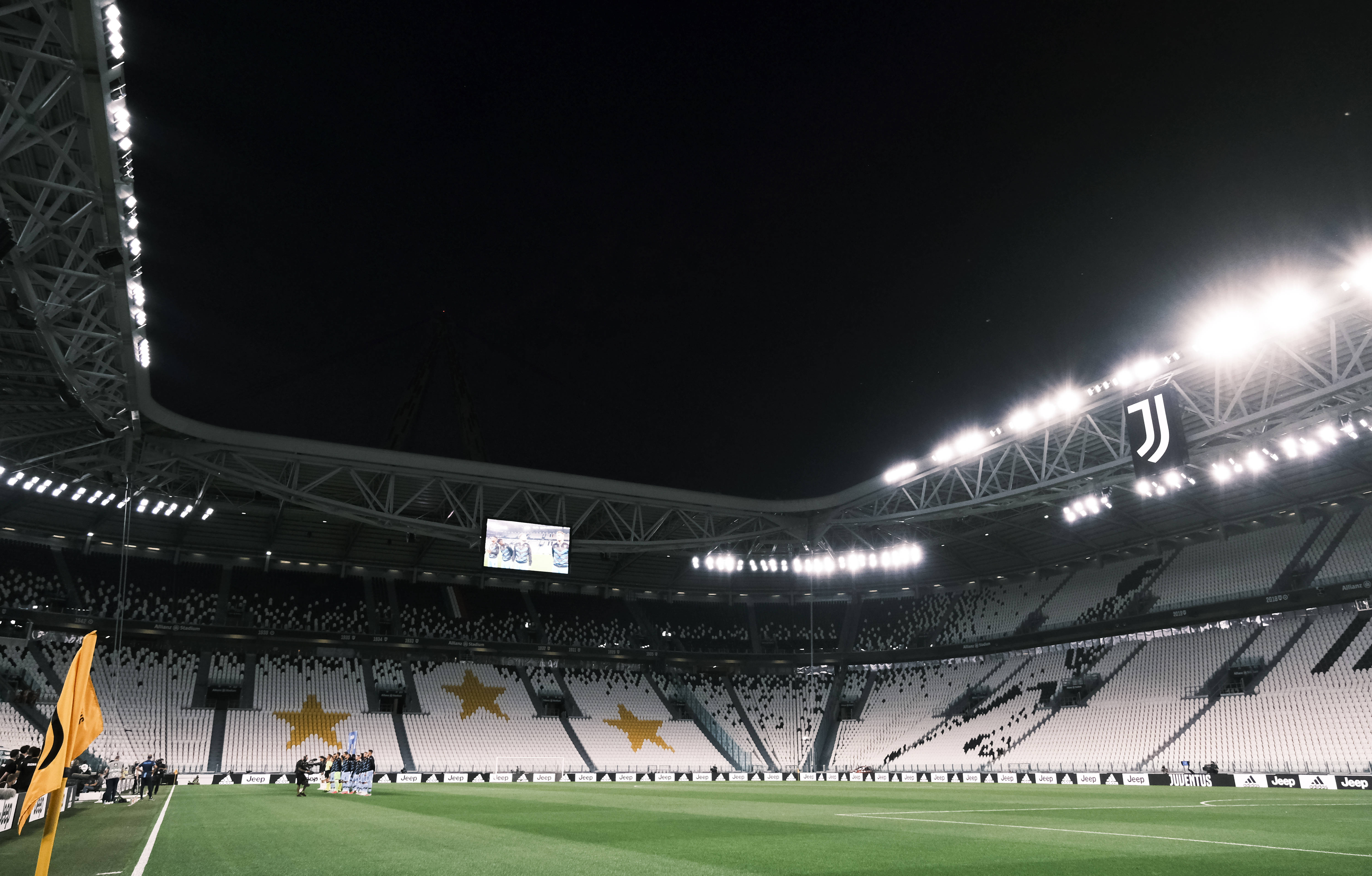 阿图什杯球员进球后跑上看台给母亲献花，后两黄变一红被罚下