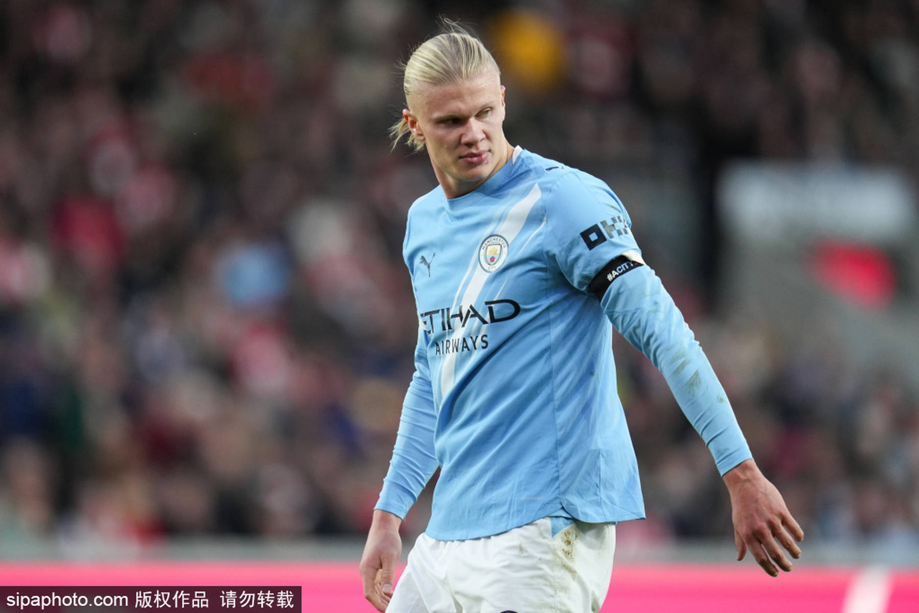 太阳报：里奇的主持人女友亮相米兰德比，透视装造型引发热议