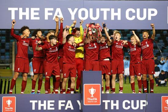 葡媒：C罗向欧国联冠军队友赠送定制手表，若塔的送给了其家人