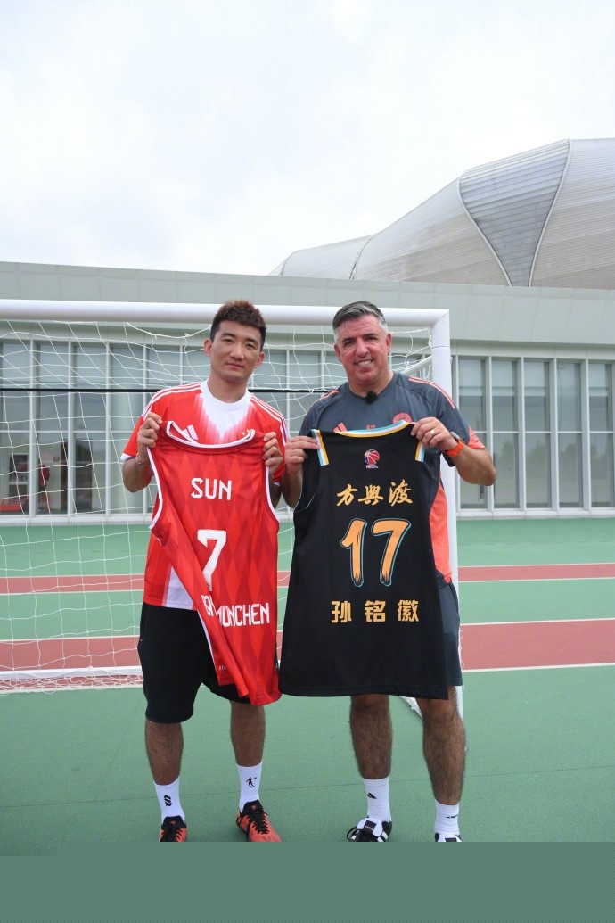 球员暖心动作感动全场