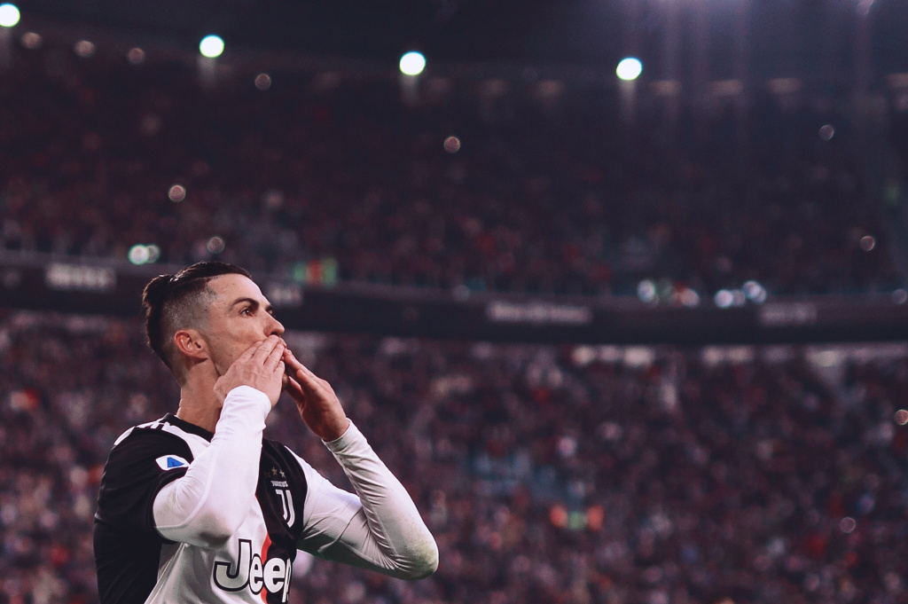 “封神”助力续航绿茵梦想，新鹏城与台铃举行车辆交付仪式